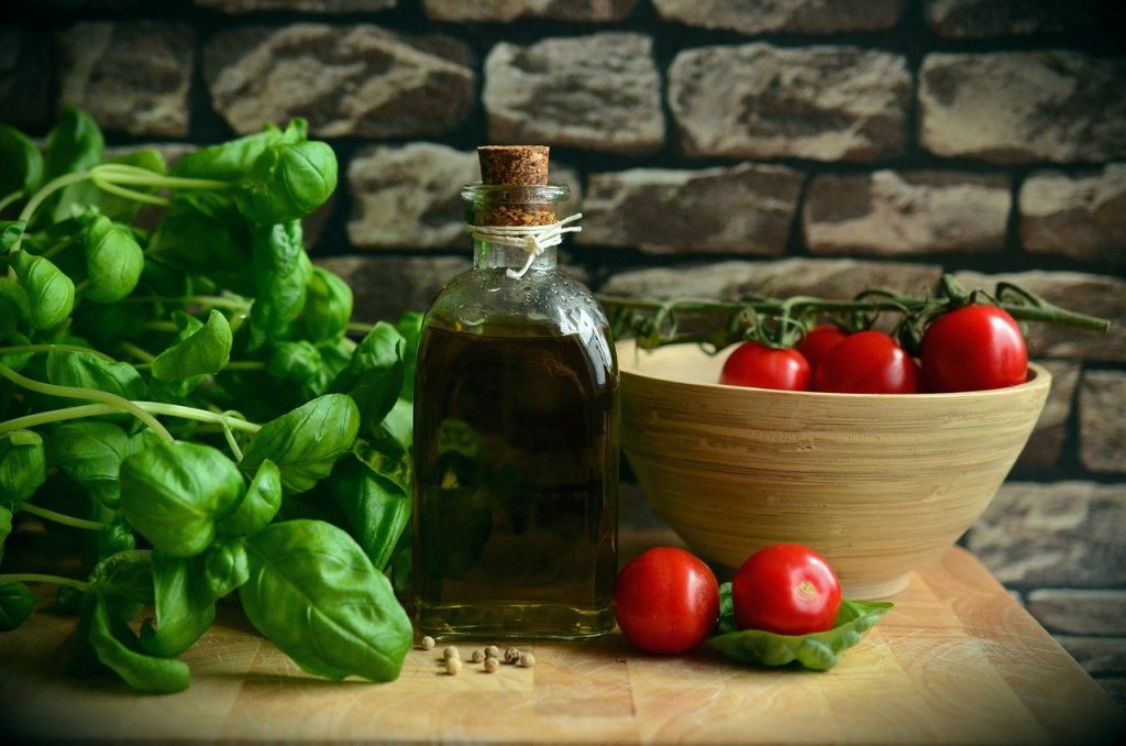 olive-oil-1412361　オリーブ オイル トマト バジル 食べる 地中海 健康 ビタミン キッチン 赤 新鮮 油