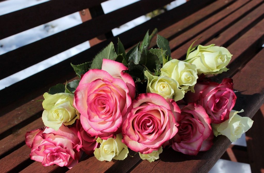 bouquet-of-roses-1246490　ブーケのバラの花 ピンクのバラ ホワイトバラ 花束 バレンタインの日 お祝いの言葉 満開のバラ