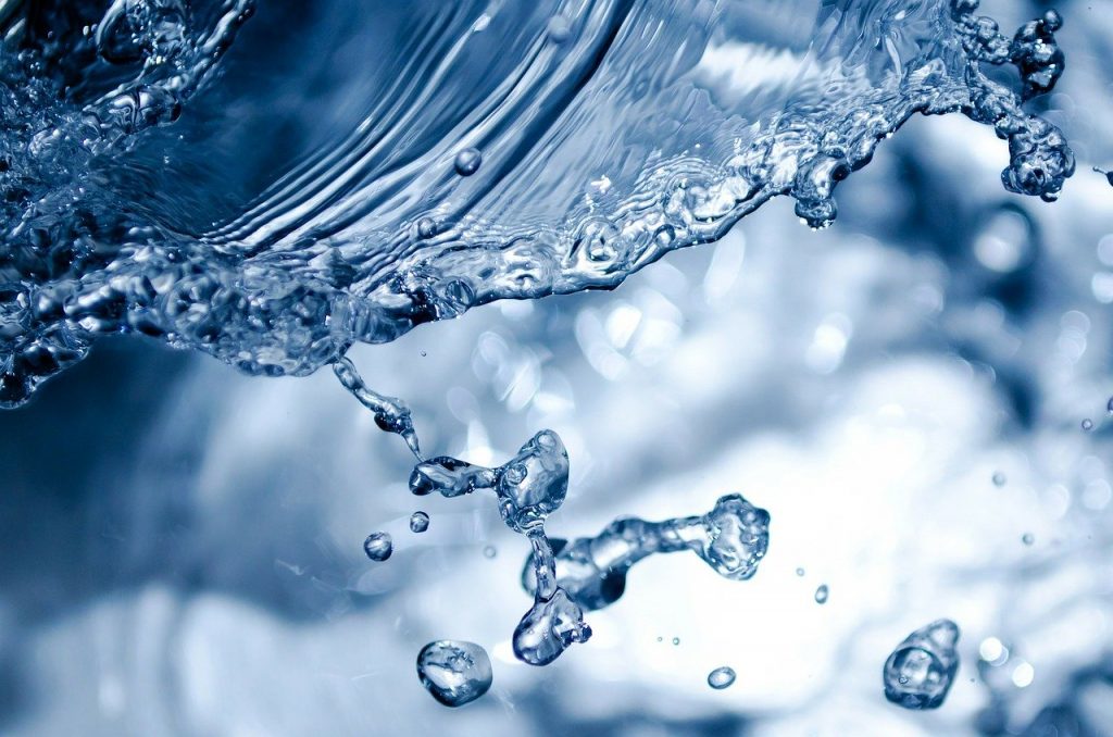 splashing-165192　しぶき スプラッシュ 水 注ぐ クリア 液滴 液体 流体 流 要約 マクロ 流れる