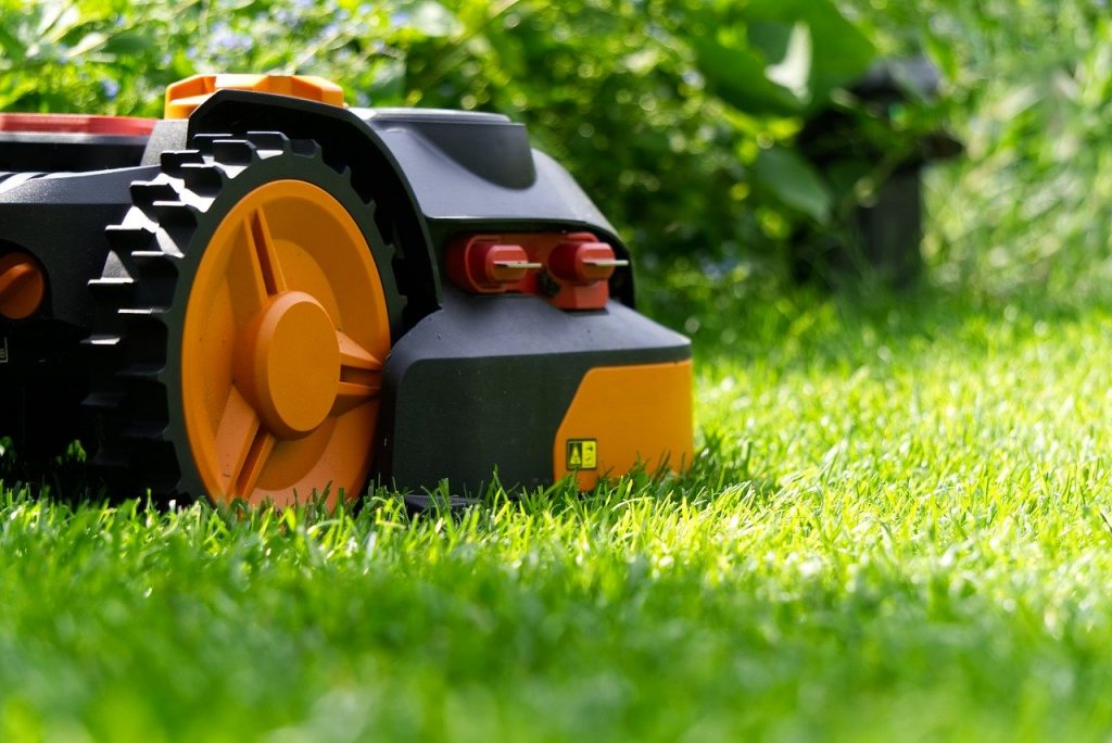 robot-mower-3403793　ロボット芝刈り機 ロボット 自律 刈る 草 芝刈り機 庭 ラッシュ 自動的に 芝生のロボット