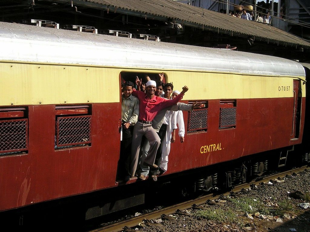 india-296　インド ムンバイ ボンベイ 電車 群衆 オーバーロードされた 混雑した