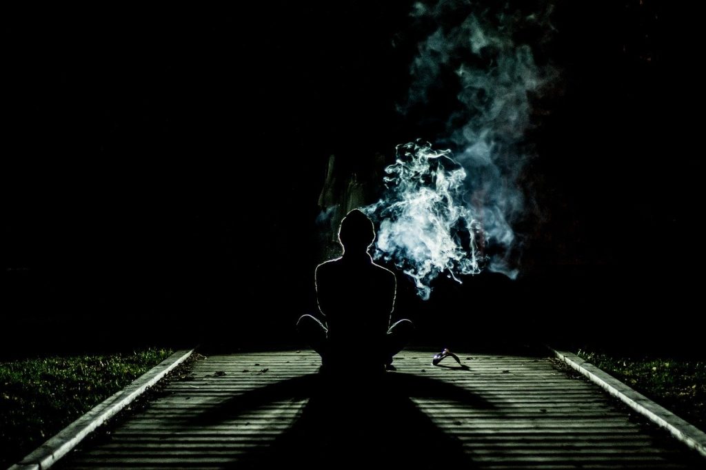 smoke-1031060　煙 人間 だけで 奇妙な 薬 瞑想 泊 暗い 喫煙 幻影 ゴースト 神秘的な