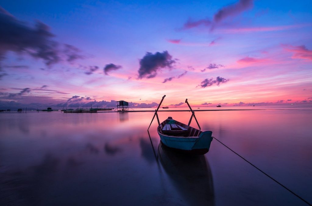 sunrise-1014712　日の出 ボート 手漕ぎボート 誰も 穏やかな 静かな 青 海 湖 水 プーのコック 空