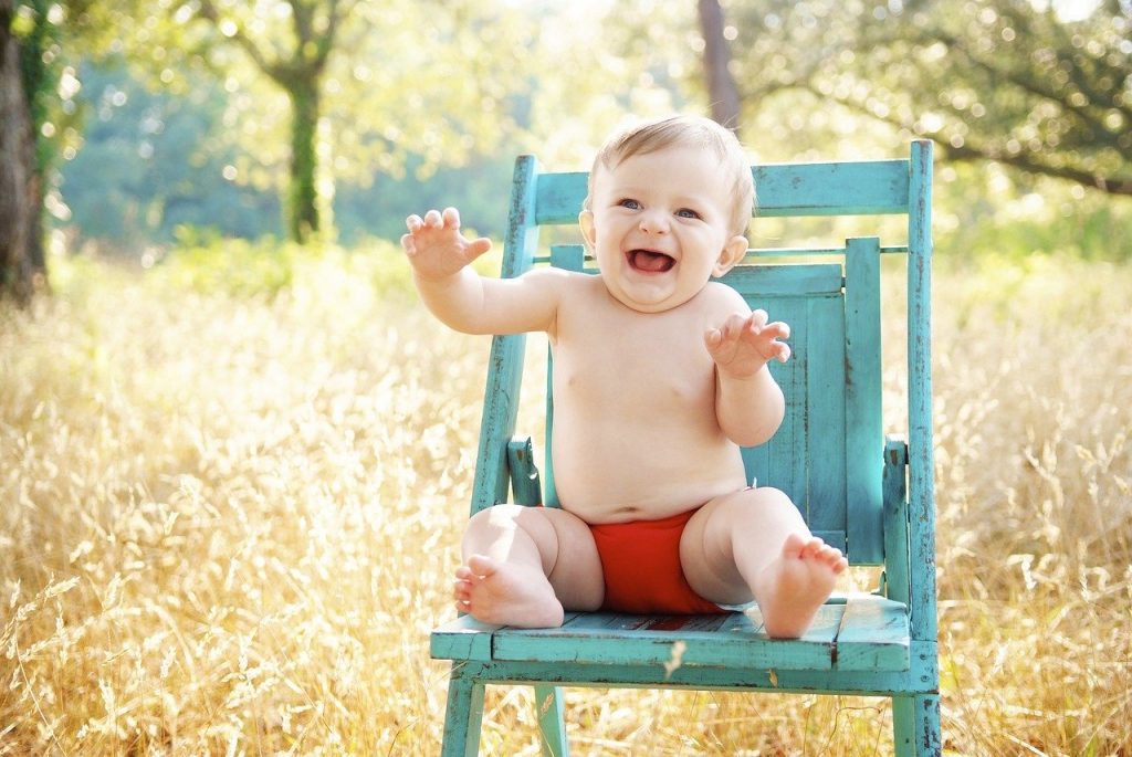 baby-3386242　赤ちゃん 座っている にこやか 幸せ 少年 屋外 青い椅子 幸福 陽気