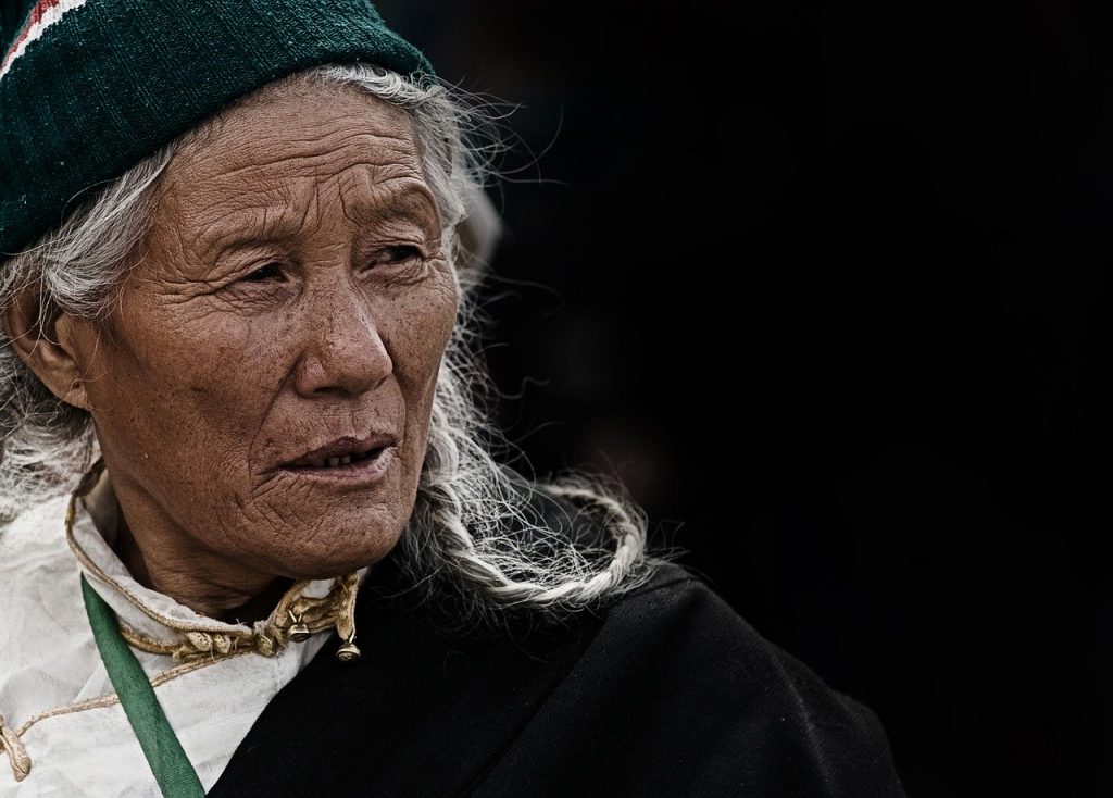 woman-1749355　女性 高齢者 チベット ネパール 肖像画 顔 しわ 文化