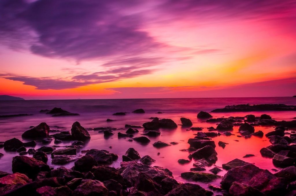 sunset-1985086　日没 海 夕暮れ 空 雲 美しい 色 カラフル 水 岩 石 海景 風光明媚な