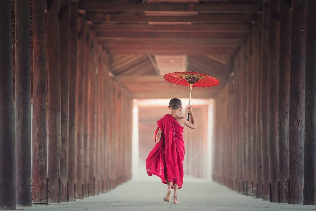 umbrella-1807513　傘 仏教 修道士 修道院 アジア 少年 子供 文化 ミャンマー ビルマ 人 赤 宗教