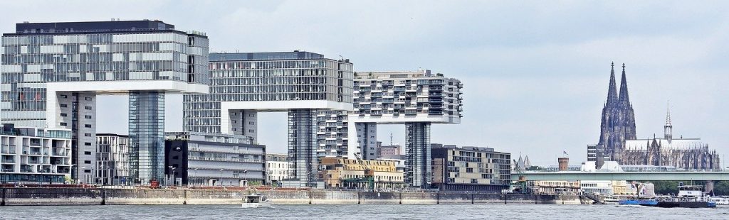 crane-homes-1512044　クレーン家 アーキテクチャ ケルン大聖堂 ケルン モダン 建物 ガラス窓 近代建築 家