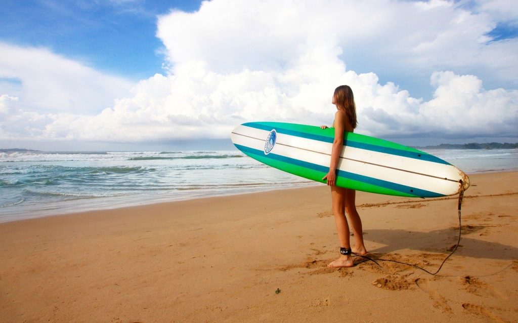 surfing-1210040　サーフィン 女の子 女性 サーファー サーフボード ボード サーフ 水 若い ビーチ