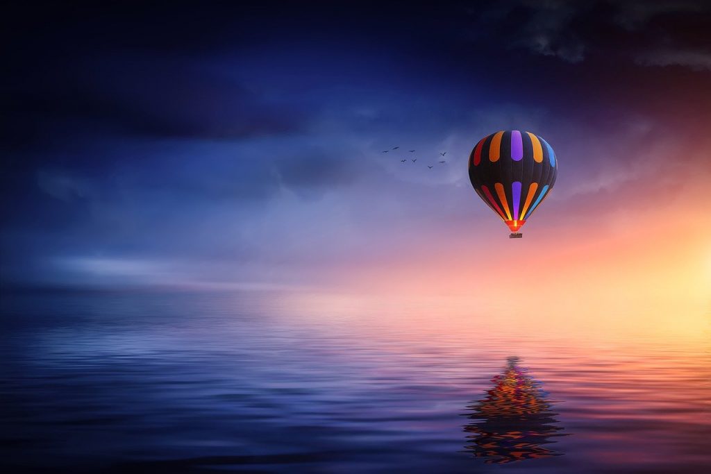 hot-air-balloon-2411851 熱気球 湖 バルーン 日没 青 黄色 カラフル 空 雲 反射 フローティング 夢