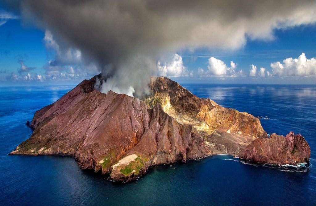 new-zealand-3018634　ニュージーランド 火山 クレーター ホワイト島 島 活動 煙 灰 空中写真 北島 海