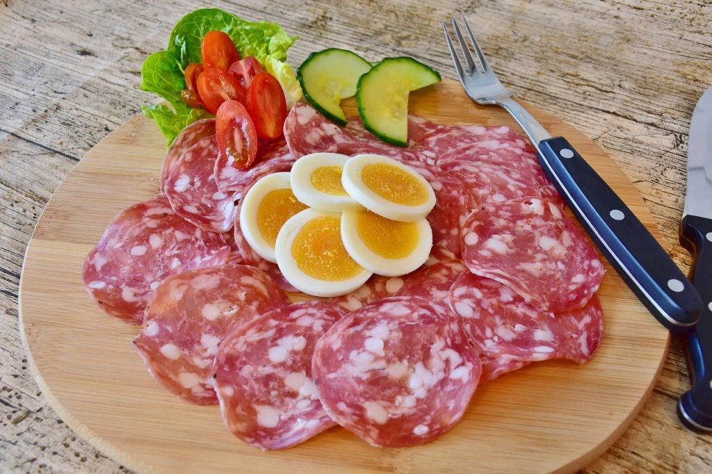 salami-3296478　サラミ ソーセージ 肉 食品 グルメ 食事 夕食 脂肪 おいしい 卵 トマト プレート