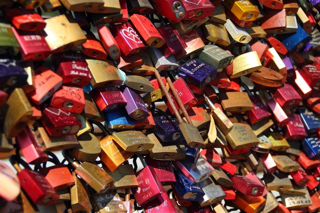 padlocks-337569　南京錠 完成品 城 愛 ふれあいを バレンタインの日 約束 色 カラフル