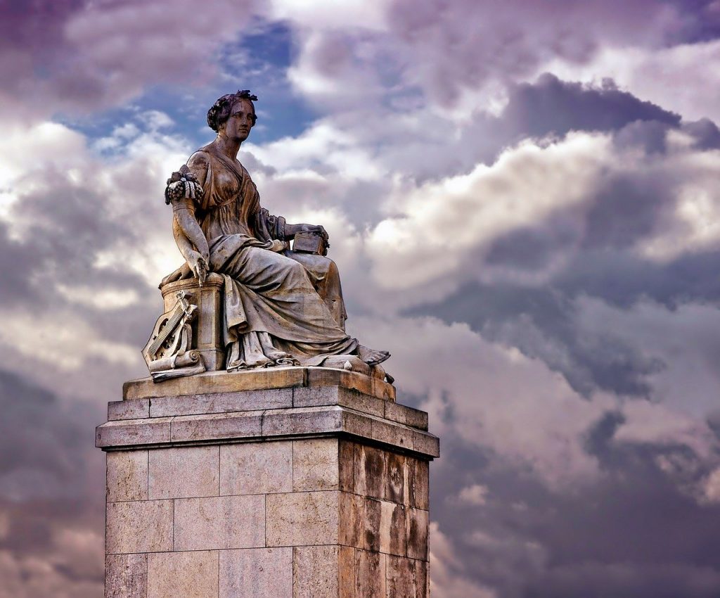 paris-112220　パリ フランス 記念碑 彫刻 Abundantia ランドマーク アート 芸術 空 雲