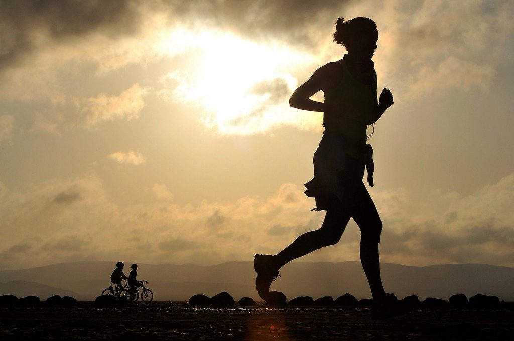 running-1705716　実行している ランナー 長い距離 フィットネス 女性 運動選手 持久力 適合 健康 競争