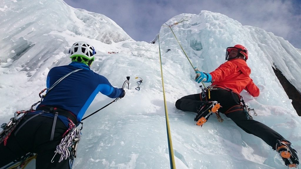 ice-climbing-1247606　アイスクライミング 氷 登る 極限スポーツ 凍結 氷瀑 氷登山 アイスツール 氷がねじ