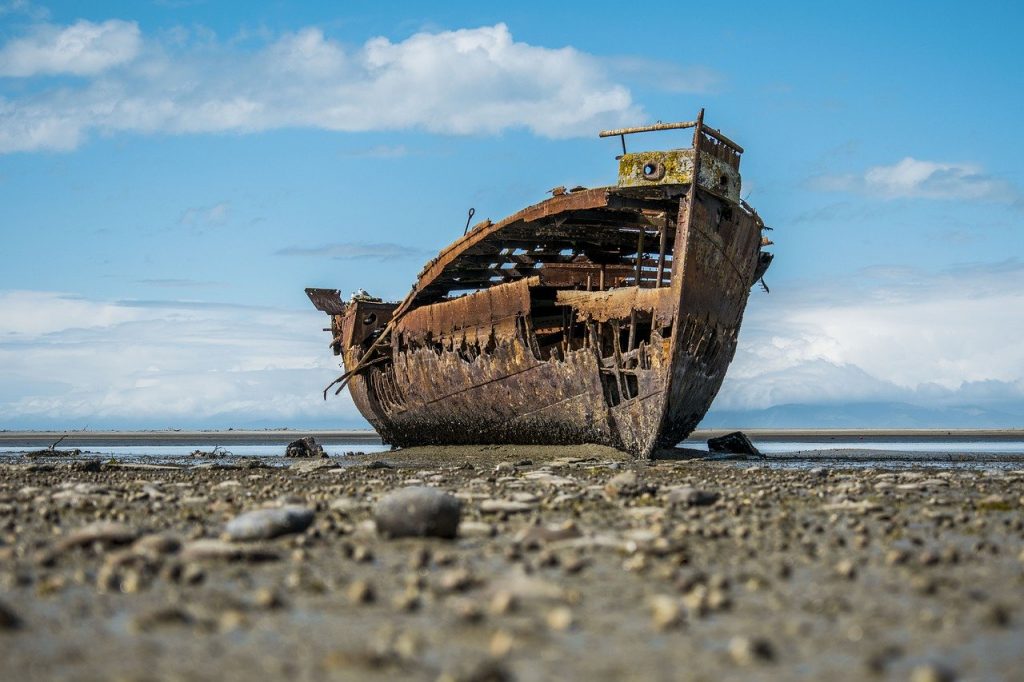 shipwreck-4213840　難破船 ボート 船 海 放棄された 海岸 古い 水 壊れた 風化した さびた 老人